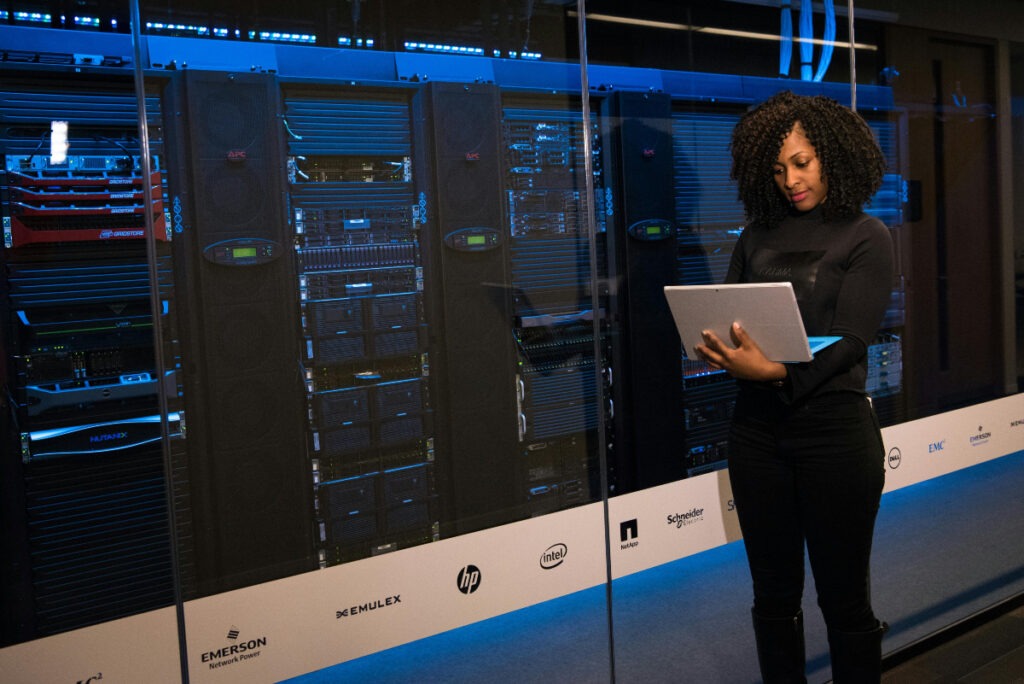 Mujer y centro de datos