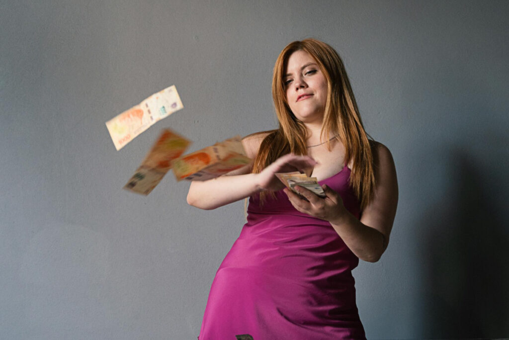 Mujer y dinero