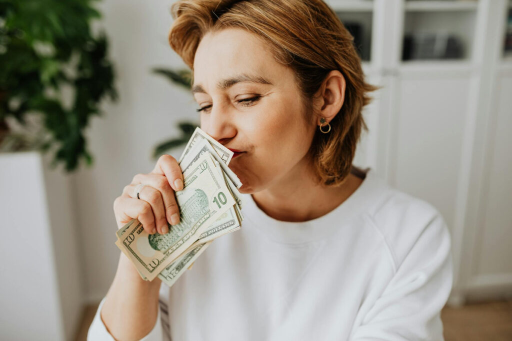 Mujer con dinero