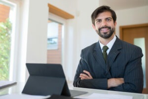 Hombre de traje sonriendo