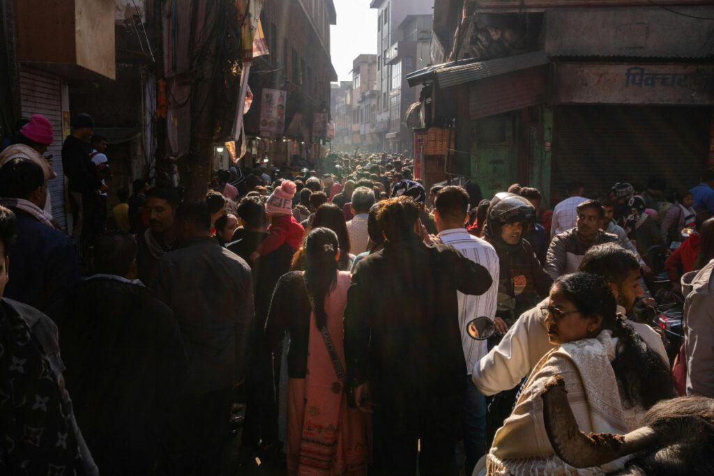 Mucha gente en ciudad india