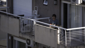 Chico en terraza