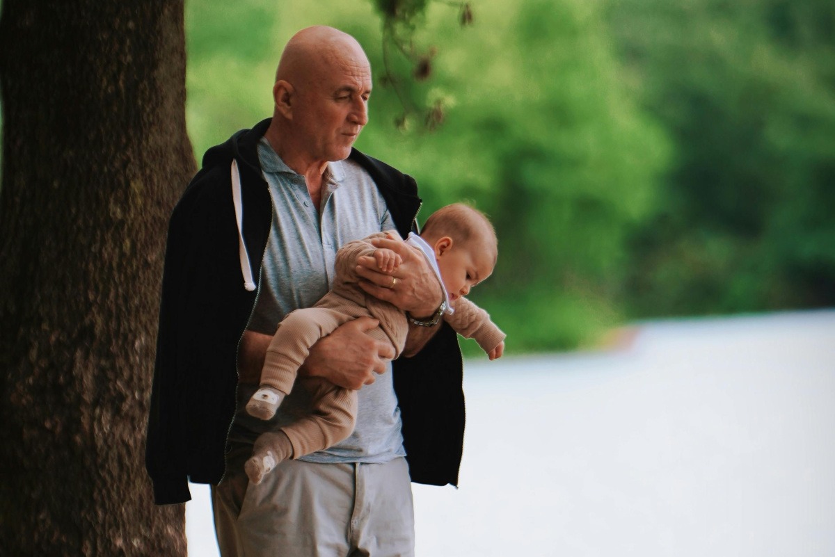 Abuelo con bebé