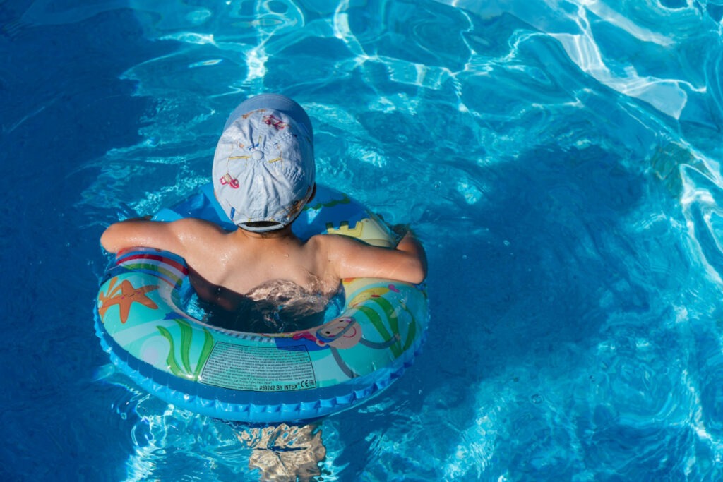 Piscina y niño