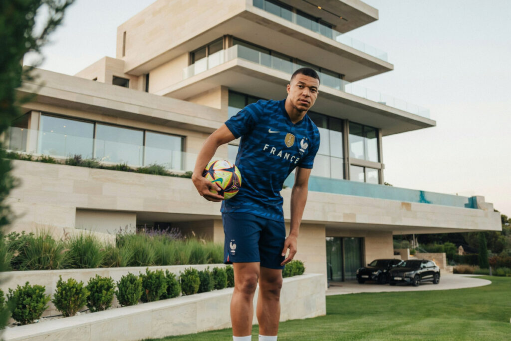 Jugador de fútbol y casa de lujo
