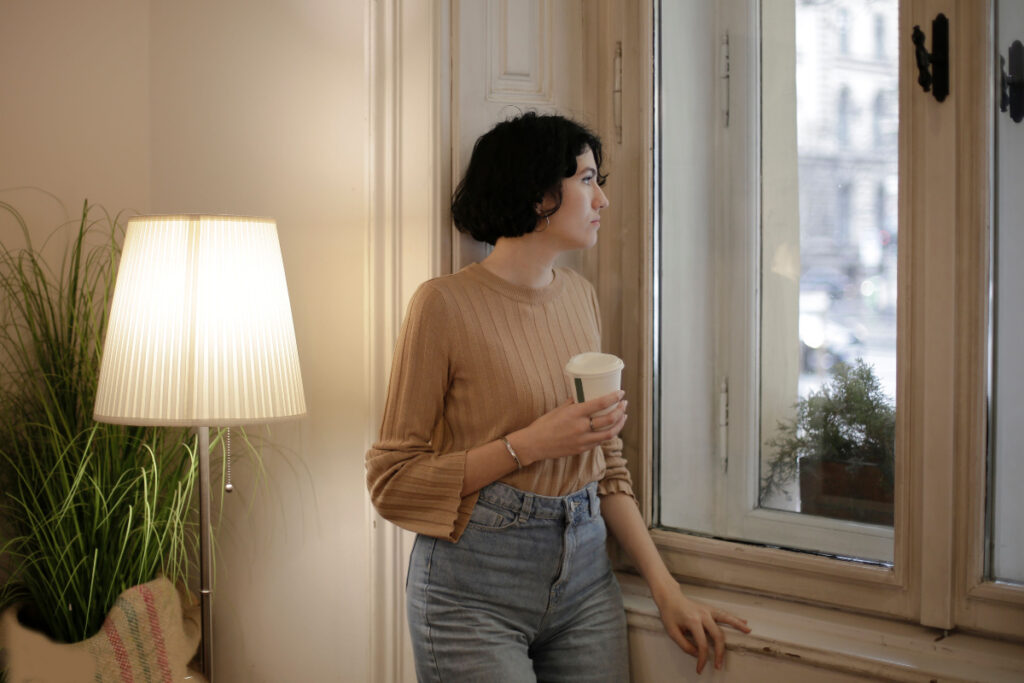 Mujer en ventana