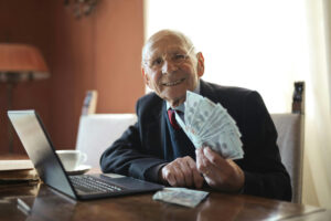 Hombre mayor con dinero