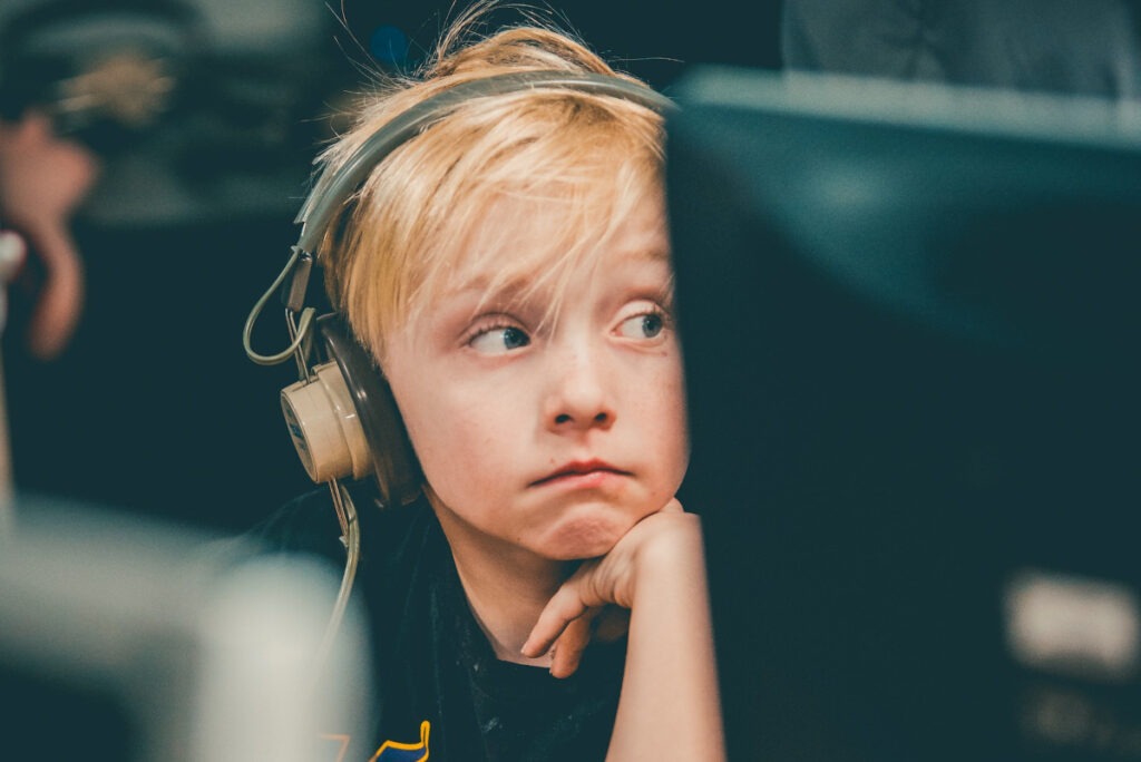 Niño con cascos