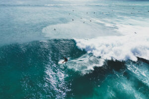 Una playa con olas grandes y surfistas
