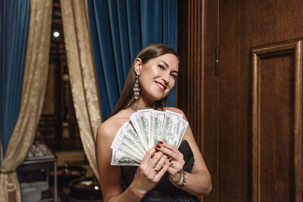 Mujer con billetes