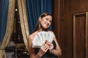 Mujer con billetes