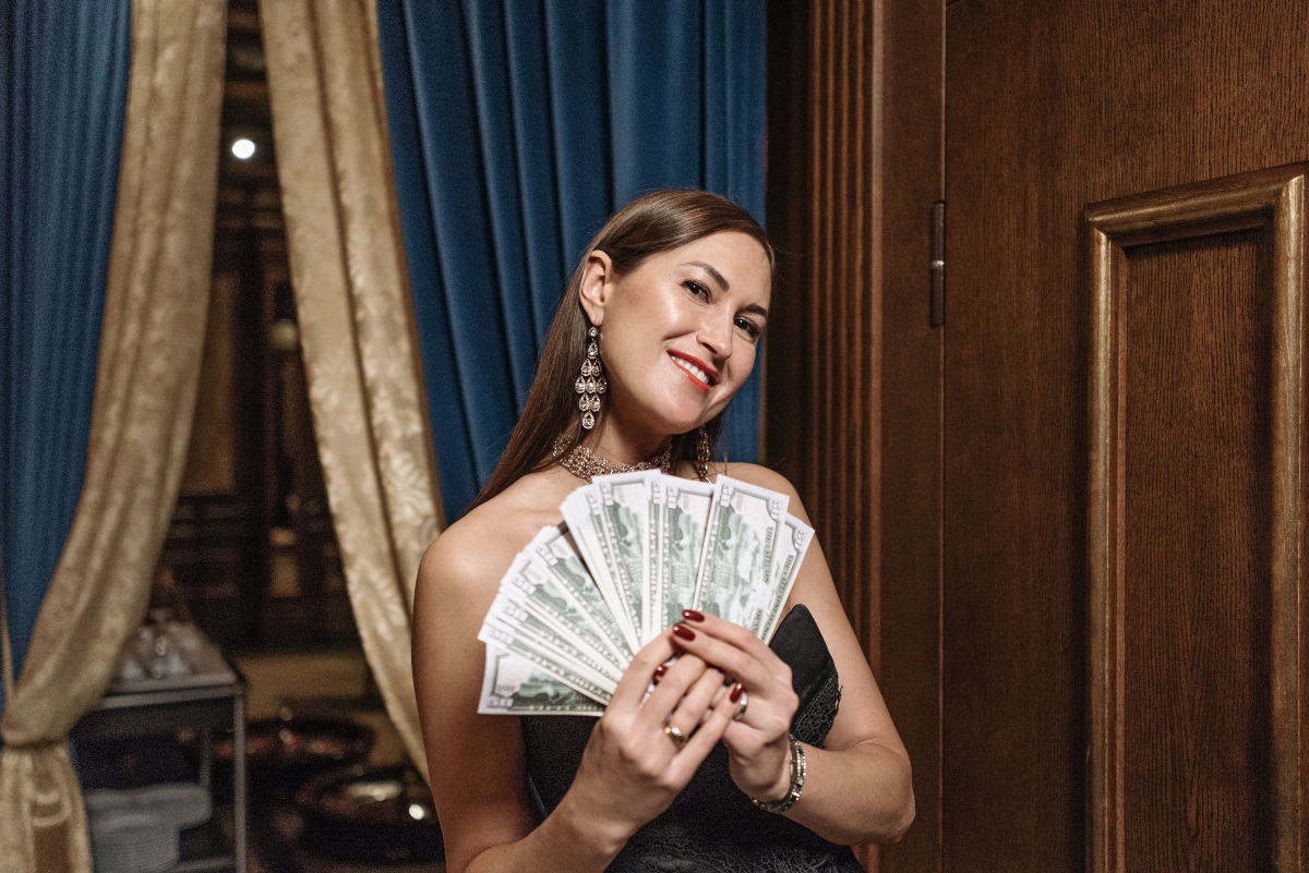 Mujer con billetes
