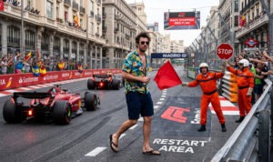 Un festivalero cruza la pista de un Gran Premio de Fórmula 1
