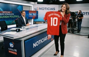 Periodista con camiseta de política